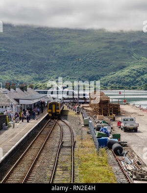 Kyle of Lochalsh, Scotland, UK - 17 juin 2014 : une classe de Scotrail 158 trains de voyageurs diesel attend à Kyle of Lochalsh, terminus de la ligne r Kyle Banque D'Images