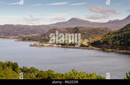 Shieldaig, Écosse, Royaume-Uni - 24 septembre 2013 : cluster maisons sur le front de mer du village de Shieldaig, sur les rives du Loch Torridon, avec la moun Banque D'Images