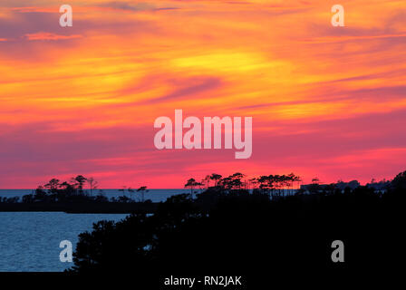 Coloful, spectaculaire coucher de soleil sur Albemarle Sound comme vu de jockeys Ridge State Park dans la ville de Nags Head sur les Outer Banks de Caroline du Nord. Banque D'Images