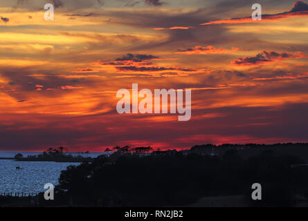 Coloful, spectaculaire coucher de soleil sur Albemarle Sound comme vu de jockeys Ridge State Park dans la ville de Nags Head sur les Outer Banks de Caroline du Nord. Banque D'Images