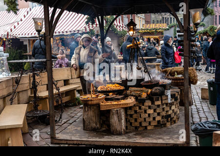 Riga, Lettonie - 28 décembre 2018 : les gens profiter de marché de Noël en hiver Riga en Lettonie. - Image Banque D'Images