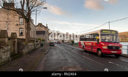 Bannatyne, Port, Scotland, UK - 12 janvier 2012 : Un bus circule le long du front de mer de la baie de Kamáres à Port Bannatyne sur l'île de Bute en Ecosse. Banque D'Images