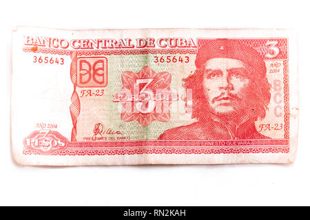 L'image avant d'un billet de 3 pesos cubains à l'image de Che Guevara sur fond blanc Banque D'Images