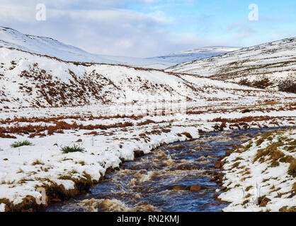 La neige se trouve sur les champs et les montagnes le long de la rivière Helmsdale dans la vallée de Kildonan Strath à Sutherland dans l'extrême nord des Highlands d'Écosse. Banque D'Images