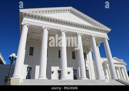 Façade avant et de colonnes de la théorie néoclassique Virginia State Capitol building à Richmond contre un ciel bleu Banque D'Images