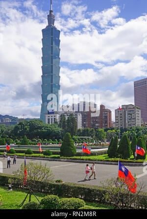 Taipei 101 vu par Sun Yat-sen Memorial Hall décoré avec des drapeaux de la République populaire de Chine. Banque D'Images