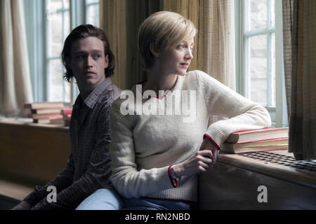 La bonté des étrangers est un co-produit à l'échelle internationale 2019 drama film, écrit et réalisé par Lone Scherfig. Il étoiles Andrea Riseborough, Zoe Kazan, Tahar Rahim, Bill Nighy, Caleb Landry Jones, et Jay Baruchel. Cette photographie est fourni pour un usage éditorial uniquement et est l'auteur du film company et/ou de l'espace attribué par le photographe ou film société de production. Banque D'Images