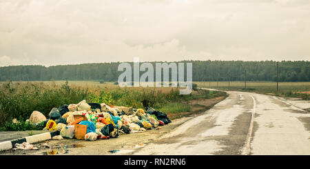 Vidage de la corbeille on rural road Banque D'Images