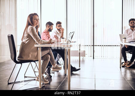 Les employés de bureau sont en attente pour les clients. La collaboration avec les clients. commission, comité Banque D'Images