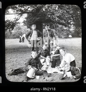 Catholic Boys Brigade c1910/1915. Diapositive sur verre - 'plateau'. Banque D'Images