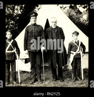 Catholic Boys Brigade c1910/1915. Diapositive sur verre - 'Visiteur et protections". Banque D'Images