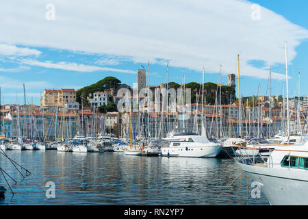 CANNES, FRANCE - 23 octobre 2017 : yachts de luxe dans le Vieux port de Cannes en face de la vieille ville Banque D'Images