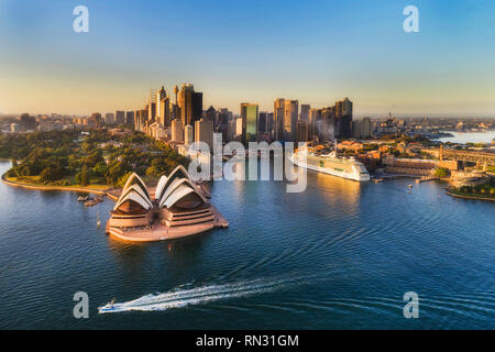 Monuments de la ville de Sydney CBD sur les rives du port de Sydney autour de Circular Quay dans de doux matin soleil vue aérienne élevée vers l'eau. Banque D'Images