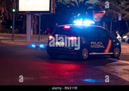 Valencia, Espagne - 16 Février 2019 : une voiture de la Police Nationale espagnole à patrouiller la ville de Valence au cours de la nuit. Patrouille de nuit. Banque D'Images