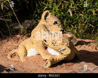 Modèle de lionceaux jouer dans le sable, certains des grands félins Lego lifesize au Zoo de Chester Banque D'Images