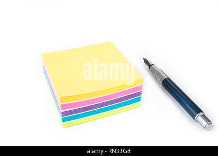 Pile de post-it sur un fond blanc avec un stylo Banque D'Images