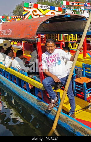 Batelier sur trajinara de mariachis à Xochimilco dans la ville de Mexico. Banque D'Images