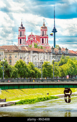 Néris et pont vert. Dans la distance - Eglise de Saint Jacques et de Saint Philippe et tour de télévision de Vilnius avec le drapeau de la Lituanie. Le centre-ville de Vilnius Banque D'Images