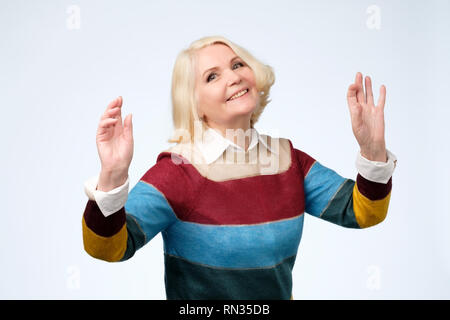 Cheerful man en chandail de couleur de la danse. Banque D'Images