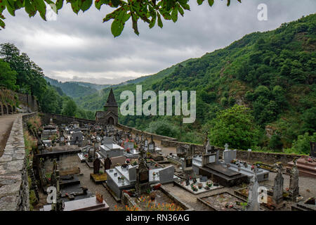 Conques, France - Juin 2015 : Vue de la chapelle dans le cimetière du village de Conques qui est situé dans la région française de l'Occitanie dans l'av Banque D'Images