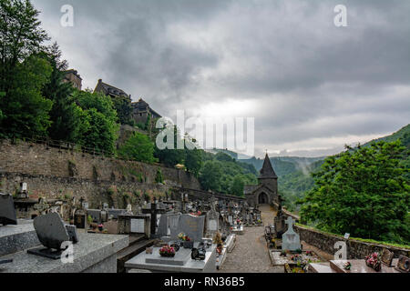 Conques, France - Juin 2015 : Vue de la chapelle dans le cimetière du village de Conques qui est situé dans la région française de l'Occitanie dans l'av Banque D'Images