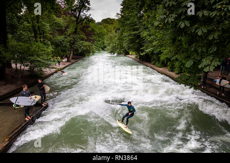 River surfer sur l'Eisbachwelle, Munich, Germany, Europe Banque D'Images