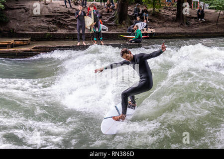 River surfer sur l'Eisbachwelle, Munich, Germany, Europe Banque D'Images