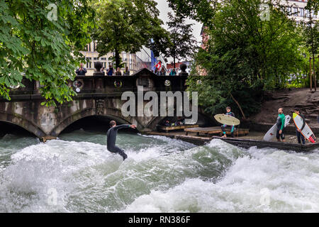 River surfer sur l'Eisbachwelle, Munich, Germany, Europe Banque D'Images