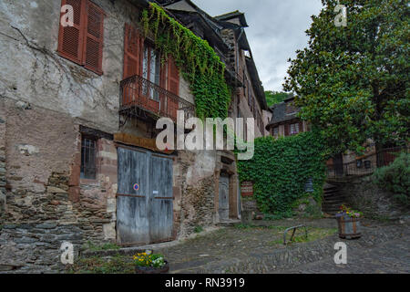 Conques, Midi Pyrénées, France - Juin 2015 : , sur le village médiéval de Conques et de l'église de l'Abbaye de Sainte Foy Banque D'Images