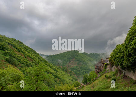 Conques, Midi Pyrénées, France - Juin 2015 : , sur le village médiéval de Conques et de l'église de l'Abbaye de Sainte Foy Banque D'Images