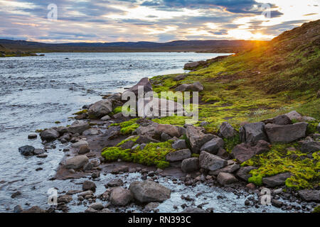 Paysage d'Islande soleil de minuit phénomène naturel lorsque le soleil reste visible la nuit en été, l'Islande, Scandinavie Banque D'Images