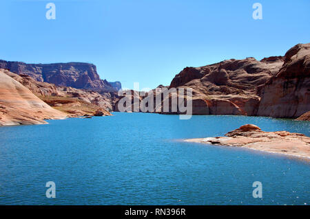 Aqua eaux du lac Powell à courbe sur le long Canyhon Glen National Recreation Area. Des monticules de roches et falaises à augmenter de chaque côté. Banque D'Images