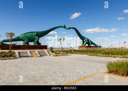 Erenhot, Mongolie intérieure, Chine - 23 septembre 2018 : deux baisers vert dinosaures. Deux statues de dinosaures, situé sur les deux côtés de la route près de la ville. Banque D'Images