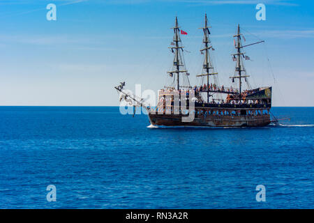 Alanya, Turquie - 05 octobre 2018. Un grand voilier dans un style pirate en haute mer contre un ciel bleu. Photos du bateau à partir de la mer. La con Banque D'Images