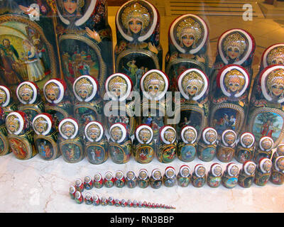 Vitrine dispose d''une incroyable collection de poupées russes, Rue Bonaparte, Saint-Germain-des-Prés, Paris, France Banque D'Images