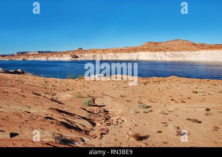 Péniche est amarrée le long de la magnifique rochers de grès et les falaises de la Glen Canyon National Recreation Area dans l'Arizona. Banque D'Images