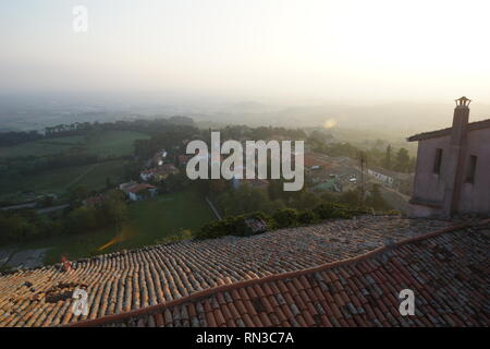 Vue depuis la colline de l'ancienne ville de Bertinoro. Paysage dans les rayons du soleil levant. Paysage urbain. Forlì-Cesena, Émilie-Romagne, Italie. Banque D'Images