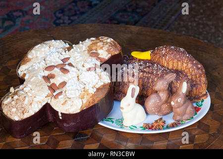 Gâteau de Pâques italiens spécialisés, Colomba ou Dove gâteau avec les épices, les noix et les fruits secs avec des œufs en chocolat et l'orange en forme d'un canard cak Pâques Banque D'Images