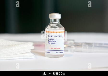 Le vaccin dcat pour le tétanos, la diphtérie et la coqueluche dans un flacon de verre dans un cadre médical Banque D'Images