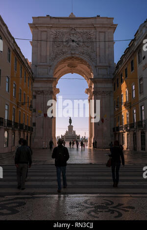 L'Arco Triunfal da Rua Augusta et, à travers l'arche, la Praça do Comércio et la statue du roi José I, à partir de la Rua Augusta, la Baixa, Lisbonne, Portugal Banque D'Images