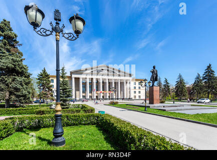 Samara, Russie - Mai 6, 2018 : Monument à l'homme d'État soviétique S. M. Kirov en face du Palais de la culture sur la même place de la ville Banque D'Images