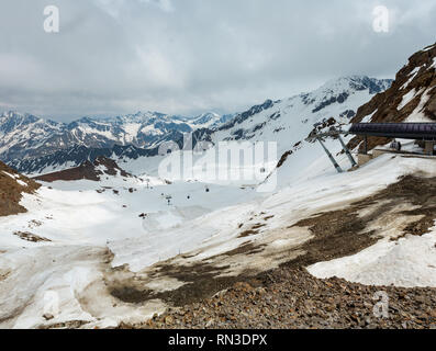 Juin vue depuis la montagne Alpes Karlesjoch (3108 m, près de Kaunertal Gletscher sur Autriche-italie frontière) sur un précipice et nuages. Banque D'Images