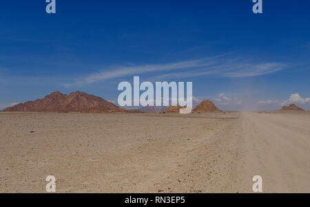 Roulant sur une route non revêtue à l'ouest de la Namibie, l'Afrique Banque D'Images