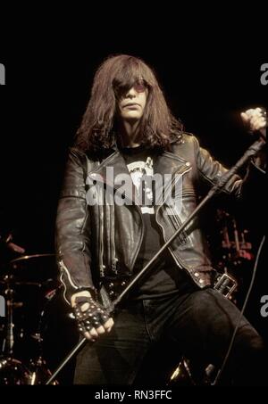 Auteur-compositeur et chanteur Joey Ramone des Ramones punk rock est montré sur scène pendant un concert en direct de l'apparence. Banque D'Images