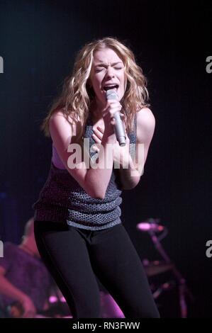 La chanteuse de musique country LeAnn Rimes est montré sur scène pendant un concert en direct de l'apparence. Banque D'Images