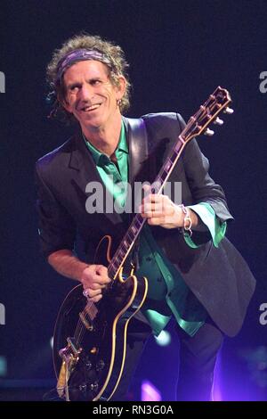 Le guitariste Keith Richards des Rolling Stones est montré sur scène pendant un concert en direct de l'apparence. Banque D'Images