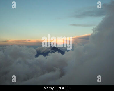 Le sommet du volcan Acatenango briser les nuages au Guatemala Banque D'Images