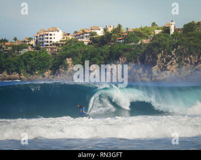 Surfer dans le Pipeline de Playa Zicatela Puerto Escondido, Mexique Banque D'Images