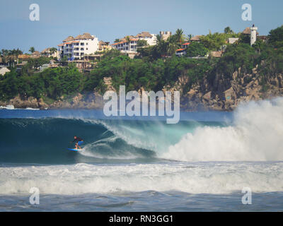 Surfer dans le Pipeline de Playa Zicatela Puerto Escondido, Mexique Banque D'Images