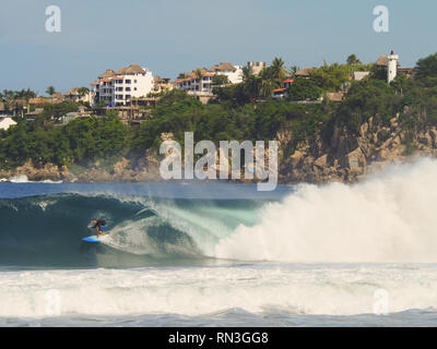 Surfer dans le Pipeline de Playa Zicatela Puerto Escondido, Mexique Banque D'Images